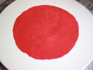 15、红丝绒渐变千层蛋糕,底部放一层面皮,深色在下,浅色在上