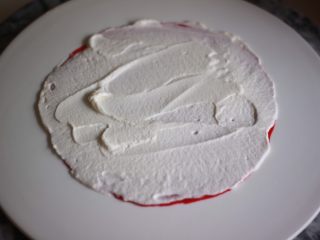 17、红丝绒渐变千层蛋糕,用刮刀抹平