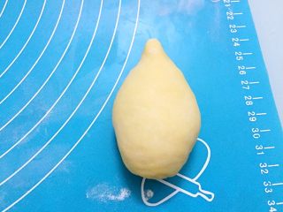 9、牛角面包,取一个面团,揉成水滴状
