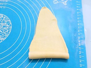 11、牛角面包,由宽这面开始卷起