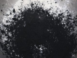 1、飘香竹炭椰蓉面包,高筋粉和竹炭粉放入和面盆里