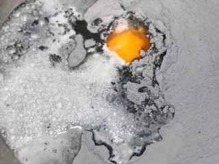 5、飘香竹炭椰蓉面包,加入鸡蛋和牛奶