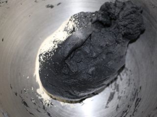 6、飘香竹炭椰蓉面包,和面3分钟后加入酵母