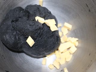 7、飘香竹炭椰蓉面包,和面3分钟后放入已软化的黄油