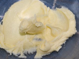 8、飘香竹炭椰蓉面包,搅拌至糖有点化