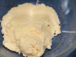 9、飘香竹炭椰蓉面包,然后加入椰丝,混合均匀、椰丝馅就做好了