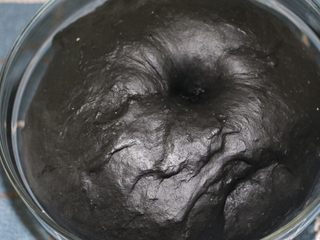 10、飘香竹炭椰蓉面包,面团发酵至原来的2倍大,用手指戳一下孔,不回缩不塌陷即表示发酵完成了