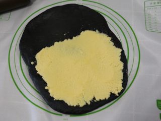 13、飘香竹炭椰蓉面包,在2/3的面皮上铺上椰丝馅