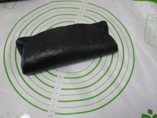 15、飘香竹炭椰蓉面包,把另一边铺了椰丝馅的面皮网里对折