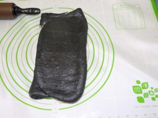 16、飘香竹炭椰蓉面包,轻轻擀一下
