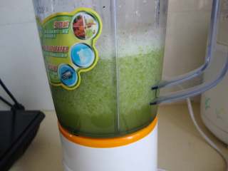 1、芹菜薄饼卷肉丝,芹菜洗净切段加水打浆