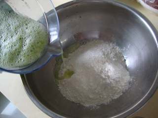 2、芹菜薄饼卷肉丝,倒入面粉中调成面糊