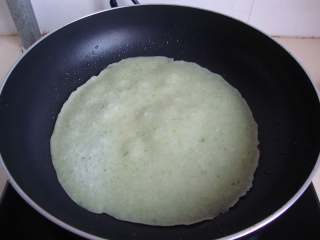 3、芹菜薄饼卷肉丝,摊成薄饼备用