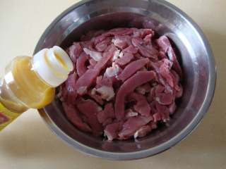 5、芹菜薄饼卷肉丝,加酱油、姜汁、料酒拌匀，腌5分钟