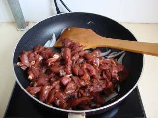 6、芹菜薄饼卷肉丝,底油炒香洋葱，放入肉炒变色