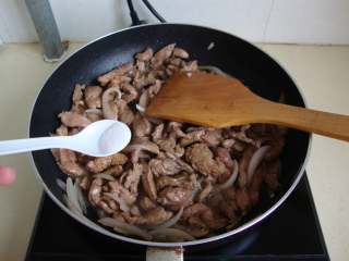 7、芹菜薄饼卷肉丝,加酱油、盐炒匀，勾薄芡