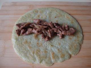 8、芹菜薄饼卷肉丝,饼中放入炒好的肉丝，卷起来