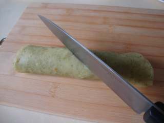 9、芹菜薄饼卷肉丝,斜着切开即可