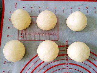 6、中种北海道吐司,将面团排气,平均分成6份