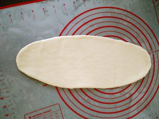 7、中种北海道吐司,将每个小面团擀开