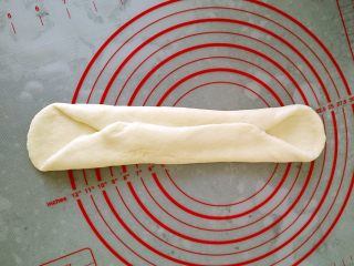 8、中种北海道吐司,左右两侧往中间折叠