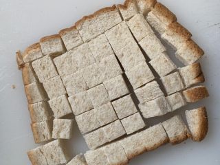 2、香烤吐司丁,吐司切小丁