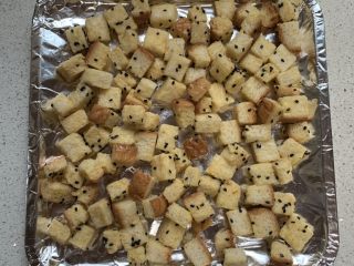 7、香烤吐司丁,平铺在不沾烤盘上，锡纸不好用⚠️，有点沾