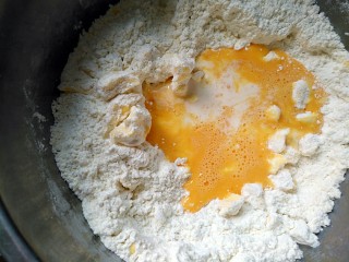 4、蔓越莓司康,加入蛋液