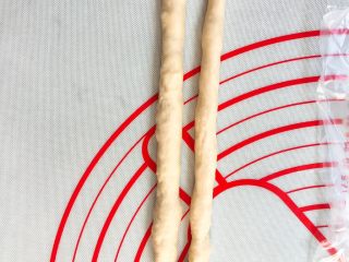 8、超级松软的    炼乳小面包,对折面条。