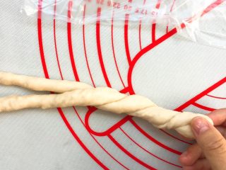 9、超级松软的    炼乳小面包,转动拧成麻花状。