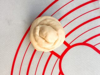 11、超级松软的    炼乳小面包,边卷边收下面的口。