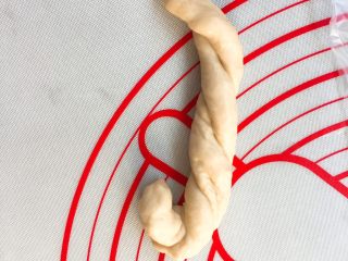 10、超级松软的    炼乳小面包,从一头卷起来。