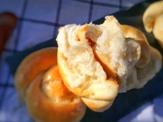 13、超级松软的    炼乳小面包,掰开看看内部组织，是不是很松软。