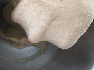 7、全麦吐司,继续揉开扩展程度。