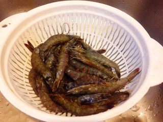 1、吉利虾,将对虾洗净