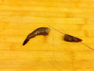 2、吉利虾,切去虾头