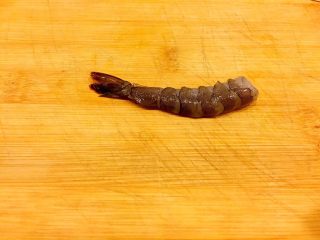 3、吉利虾,剥去虾壳，保留尾部的虾壳
