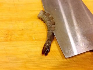 4、吉利虾,用刀把虾对半切开，但保持两半虾相连