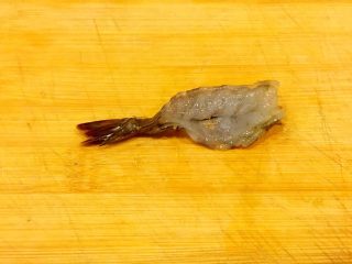 5、吉利虾,虾对半切开后如图