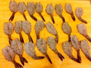 7、吉利虾,将所有虾全部处理好，撒上少许盐，腌制5分钟