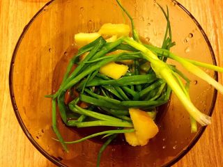 8、吉利虾,葱姜放入碗中，加料酒