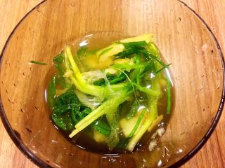 9、吉利虾,用手用力捏葱姜，让葱姜味渗入料酒