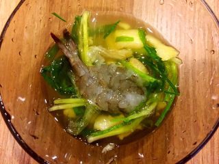 13、吉利虾,将虾放入含有葱姜的料酒中浸润