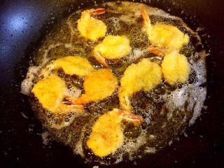 18、吉利虾,虾全部包裹完后，油烧至六成热，分批把虾放入锅中炸至两面金黄，炸的时候火候为中火偏小些