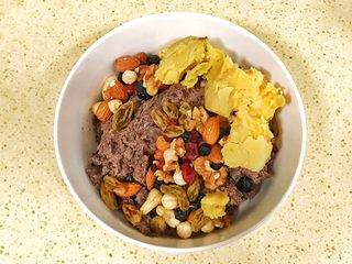 10、适合三高人士的无糖无油红豆沙,这时将提前准备好的红薯、坚果和葡萄干加入进去