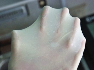 3、黄油椰蓉吐司条,选择揉面程序10分钟面团揉至完全阶段，拉出手套膜。
