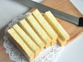 12、黄油椰蓉吐司条,将吐司切成比较整齐的条，我用了四片吐司。