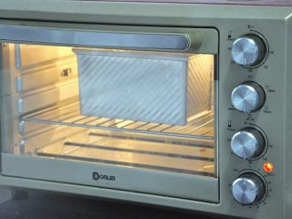 10、黄油椰蓉吐司条,放入预热好的烤箱，上下火175度，时间38分钟左右。（时间与温度请参照自家烤箱脾气），如表面上色较深，可在20分钟后加盖一张锡纸。