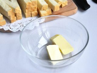 13、黄油椰蓉吐司条, 黄油隔温水融化或者放微波炉里融化。