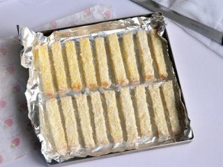 18、黄油椰蓉吐司条,放入烤盘中，为了好清洗，可垫一层油纸或者锡纸。